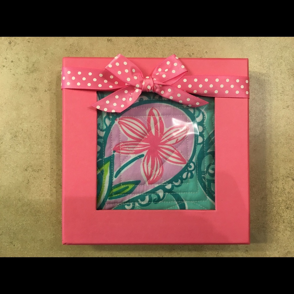 4 Cocktail Napkins